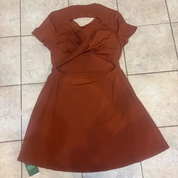 New with tags Hella short sleeve backless crisscross dress. Midi length size xl - Picture 6 of 8